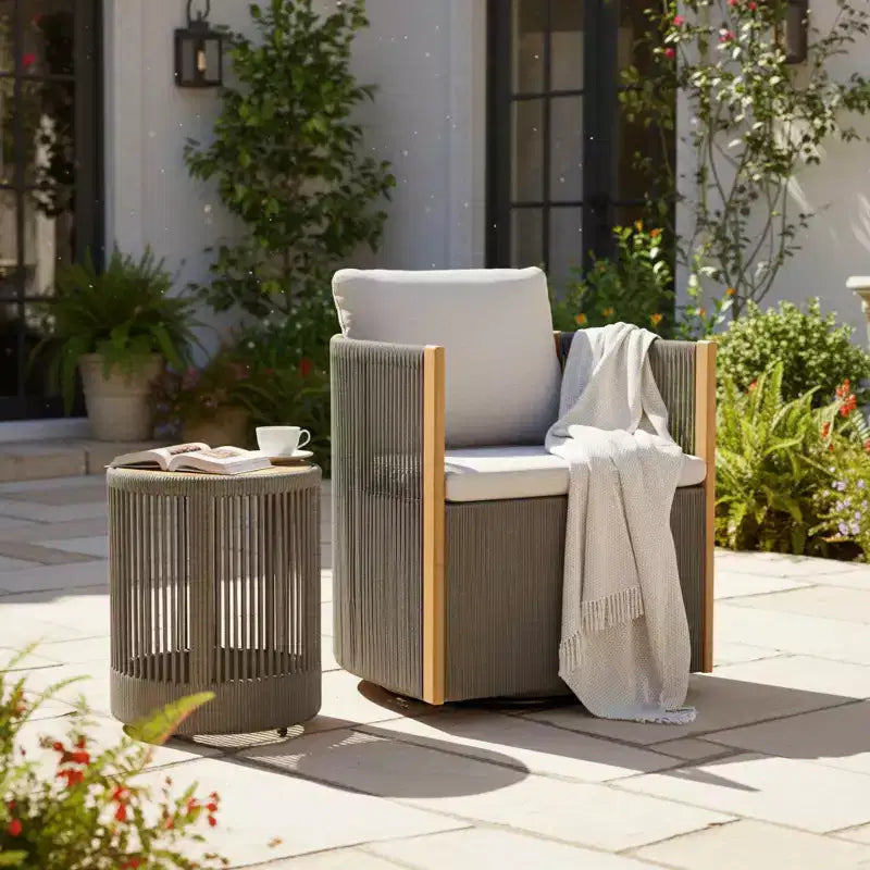 Ensemble de 2 chaises pivotantes d'extérieur modernes en corde et table d'appoint en bois d'acacia Christopher Knight Home Yamina