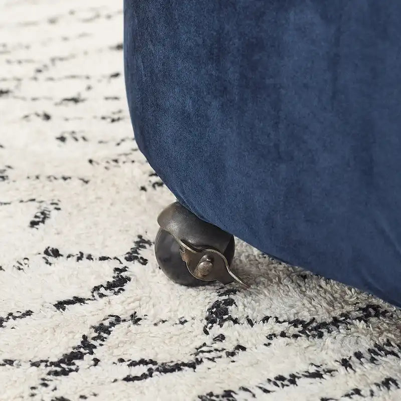 Fauteuil d'appoint capitonné pivotant Blue Velvet avec roulettes