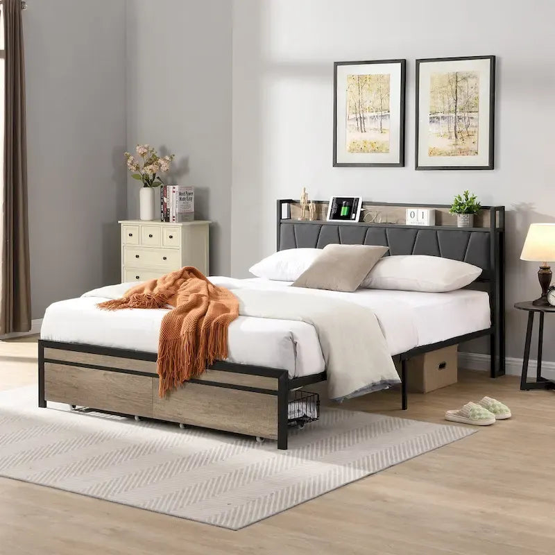 Lit plateforme en métal grand format avec tête de lit en bois et rangement sous le lit