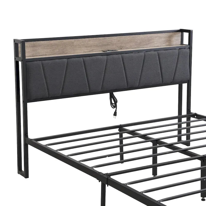 Lit plateforme en métal grand format avec tête de lit en bois et rangement sous le lit