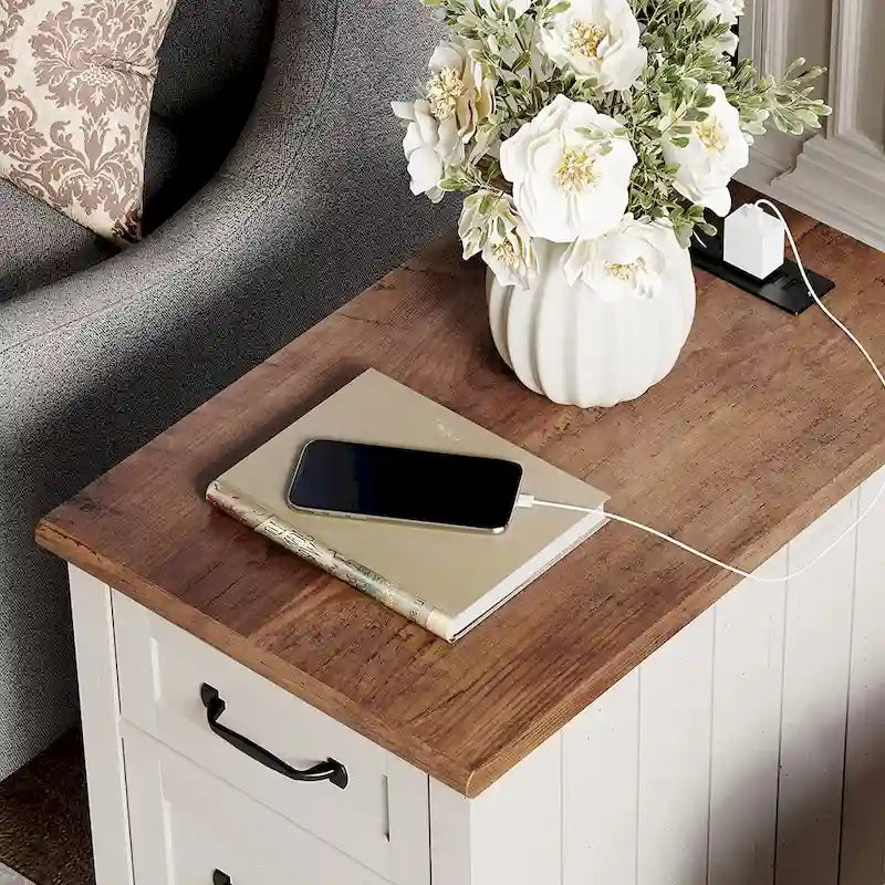 Table d'appoint moderne avec station de charge et rangement – Chêne et blanc
